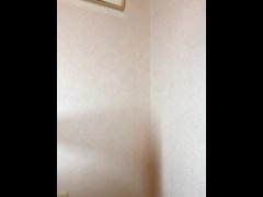 良く見れば、かわいいプリーツスカートの下から、はみ出てだわ。恥ずかしい。 - Screenshot 1 of 16 - パンスト