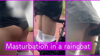Exposed masturbatie met een regenjas buiten op een regenachtige dag