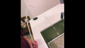 Мой сосед по комнате не выходил из ванной