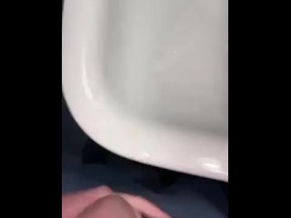 Sbatto il cazzo sul lavandino