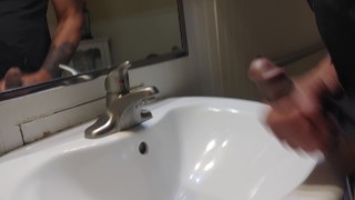 Infirmière se masturbe dans la salle de bain des services d’aide aux services d’aide