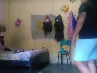 Nos Dejan Solas a Mi Hermanastra y Ami Para Limpiar La Casa y Terminamos Limpiandonos Los Coños