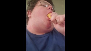 Macho gordo probando garganta con plátano