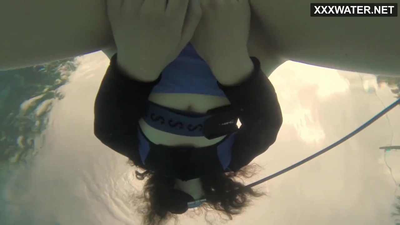 Französin Emi Serene schwimmt nackt