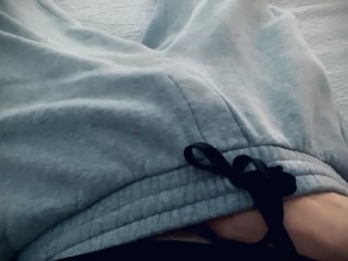 Sexy Zachte Huid Guy Trekt Aan Perfecte Lul in Grey Slip