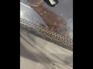 喷在那面镜子上