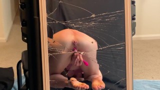 Petite salope Vanessa Cliff masturbation de miroir cassé