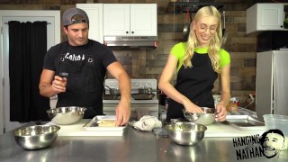 Kay Adorable et Nathan Bronson Bataille de cuisine & chat porno