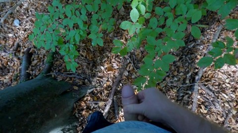 Guy orina en el bosque y se pone cachonda y se masturba hasta que se corre en cámara lenta