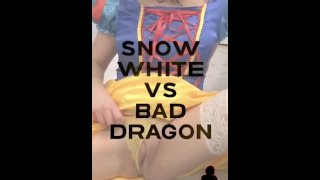 Snow White MILF brinca com a buceta e monta seu dragão mau - Ima Siren