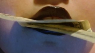 Rommelige Black lippenstift afdrukken op nep geld (FINDOM FETISH)