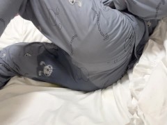 大学生、男の娘、おねしょでベットぐっしょり