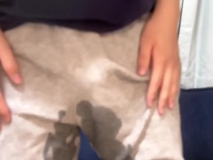 大学生、男の娘のおしがま、おもらし