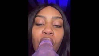 Положи свой телефон рядом со своим членом и дай мне пососать его. 