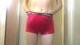 Jonge twink pist in zijn strakke Pink boxer slip