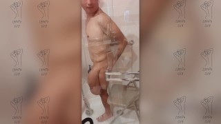Assistindo deficientes Guy tomar banho