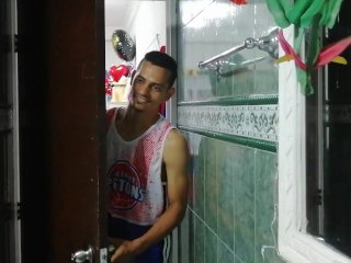 Me follo a mi HERMANASTROS en el baño