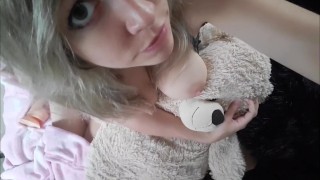 Kleine blonde knuffelt teddy topless