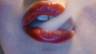 Rauch auf einen Kürbis blasen