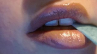 Naakte lippenstift kauwgom plagen