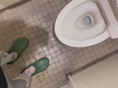 トイレに間に合わずに大量の着衣お漏らし