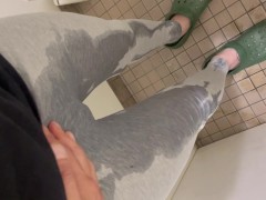 トイレに間に合わずに大量の着衣お漏らし - Screenshot 13 of 16 - Peeing
