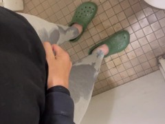 トイレに間に合わずに大量の着衣お漏らし - Screenshot 14 of 16 - Pee