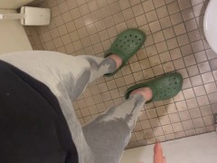 トイレに間に合わずに大量の着衣お漏らし - Screenshot 15 of 16 - Wet