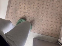 トイレに間に合わずに大量の着衣お漏らし - Screenshot 3 of 16 - Peeing