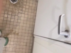 トイレに間に合わずに大量の着衣お漏らし - Screenshot 4 of 16 - Pee