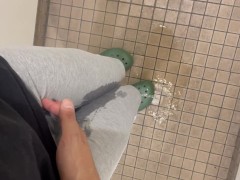 トイレに間に合わずに大量の着衣お漏らし - Screenshot 5 of 16 - Wet