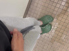 トイレに間に合わずに大量の着衣お漏らし - Screenshot 6 of 16 - Abdl