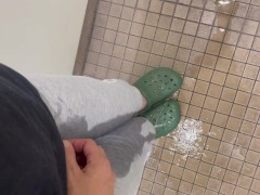 トイレに間に合わずに大量の着衣お漏らし - Screenshot 8 of 16 - Peeing