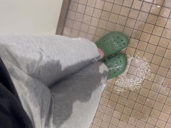 トイレに間に合わずに大量の着衣お漏らし - Screenshot 9 of 16 - Pee