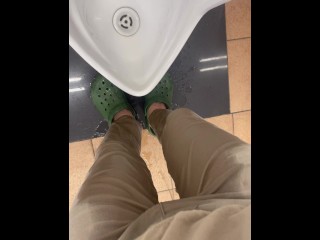Faire Pipi Dans Mon Pantalon Sans Pouvoir Le Faire Devant Les Toilettes