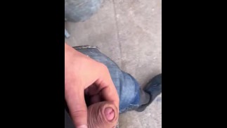 Я иду по общественной улице, я достаю свой член и готовлюсь кончить