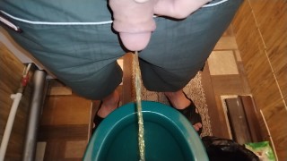 PISSEN IN TOILET en vervolgens de rest van de urine uit de grote lul geperst