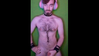 Schwuler in Katzenohren spielt mit seinem Schwanz & Pumpe