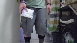 Неженка nonbianry муж кладет прокладку Always Maxi размер 5 прокладки в свои кружевные трусики sissy trainin