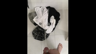 私は服の上で再びおしっこをする