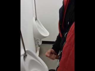 Sperme Rapide Dans Les Toilettes Publiques