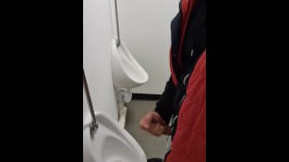 Snel klaarkomen in openbaar toilet