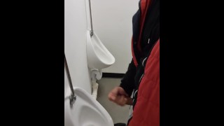 semen rápido en el baño