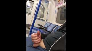 Punheta rápida no tubo de London
