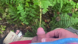 Disfrutando de una orina en el bosque (Micro pene al aire libre naturaleza meando POV)