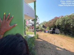 Angela Doll - baisée en publique contre un mur comme une vraie salope