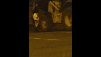 Жена показывает свою на парковке
