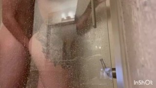 studente neemt het ruw in de douche 