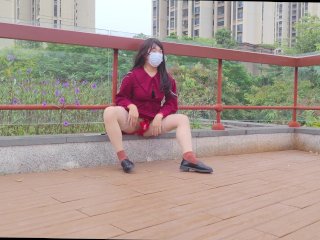 伪娘在公园用假阳具自慰时高潮漏（流）精