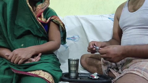 Desi bhabhi apane sasur ke liye dawai lekar shi tabhi sasur ne choda 